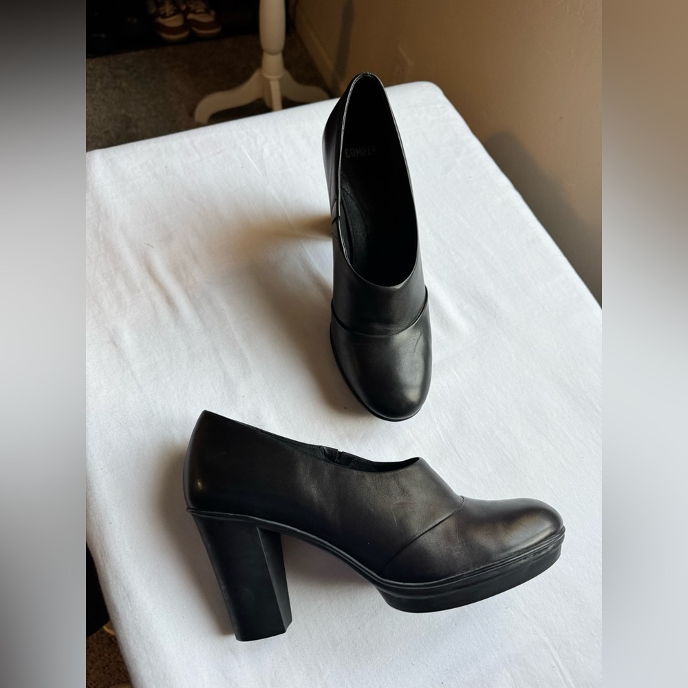 Camper Sleek Black Leather Heeled shoes with minimalist silhouetteSize 41 USA 10